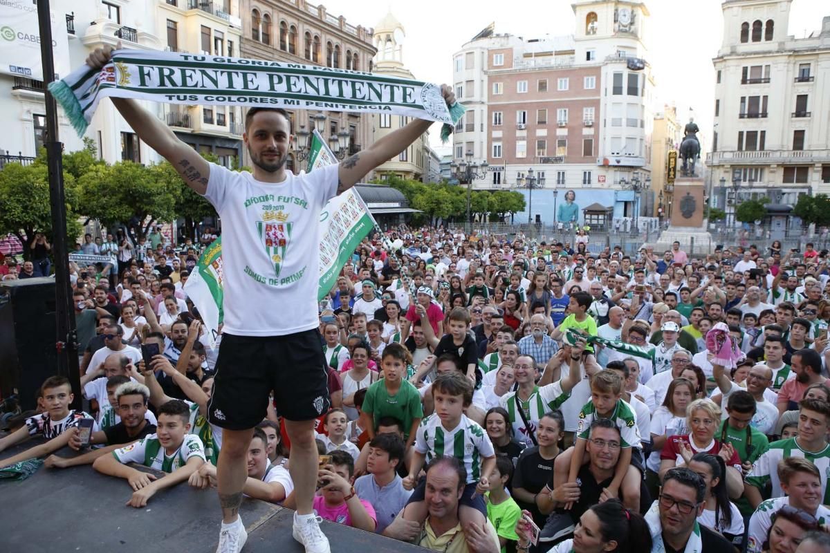 El Córdoba CF Futsal celebra el ascenso en Las Tendillas