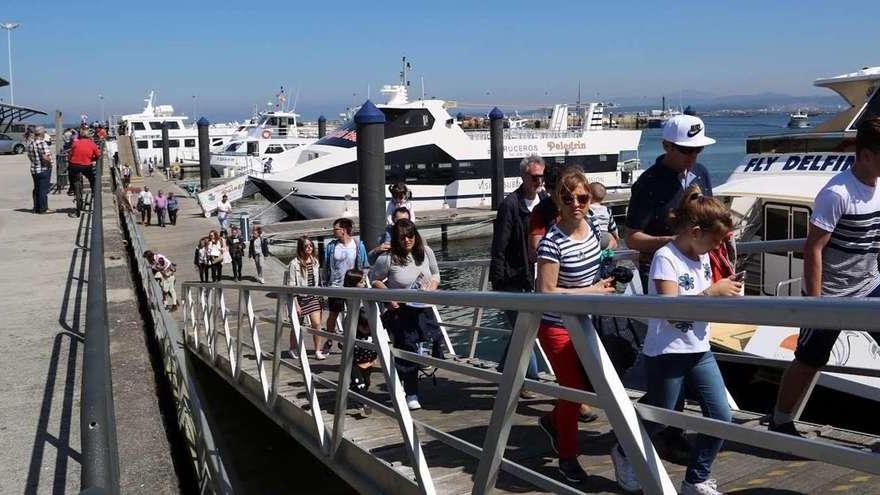 Turistas en la zona de embarque de los catamaranes turísticos que operan en O Corgo. // Muñiz