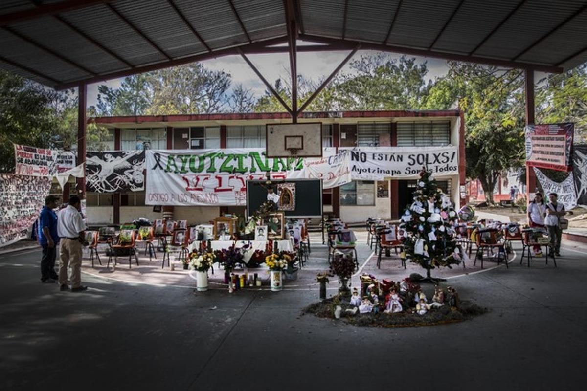 En el polideportivo de la Escuela de Magisterio de Ayotzinapa se han colocado 43 sillas, que recuerdan a algún estudiante desaparecido.