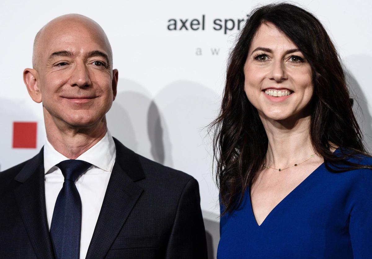 El consejero delegado de Amazon y su esposa, MacKenzie Scott, en abril de 2018, felices, un año antes de su divorcio.