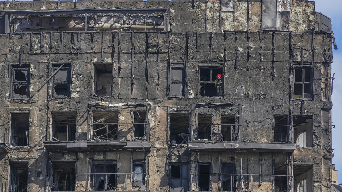 Los bomberos trabajan en el interior del edificio tras el incendio de ayer, 22 de febrero, en el barrio de Campanar, a 23 de febrero de 2024