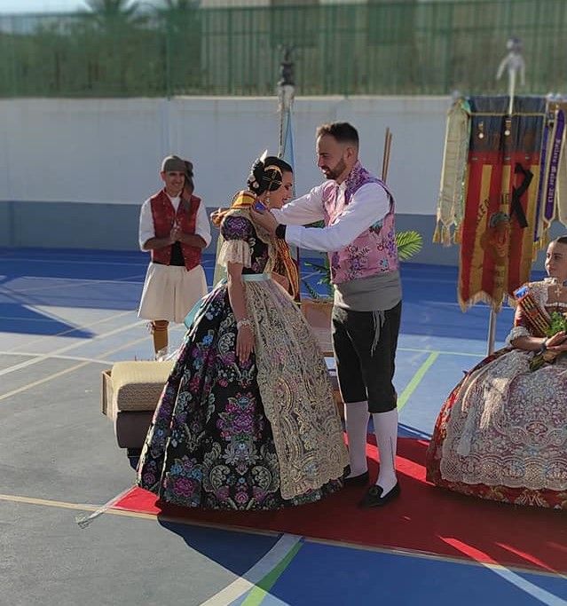 Una imposición de bandas falleras en la pista de un polideportivo