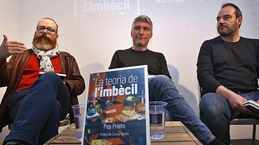 Bernat Ruiz, Pep Prieto i Carles Ribas presenten el llibre a la Llibreria 22 de Girona.