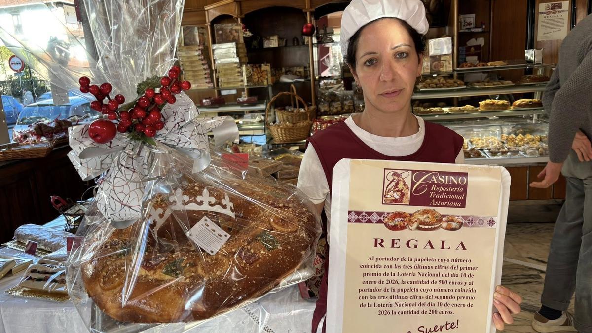 Leticia Calzón, trabajadora de Repostería Casino, con un roscón elaborado artesanalmente.