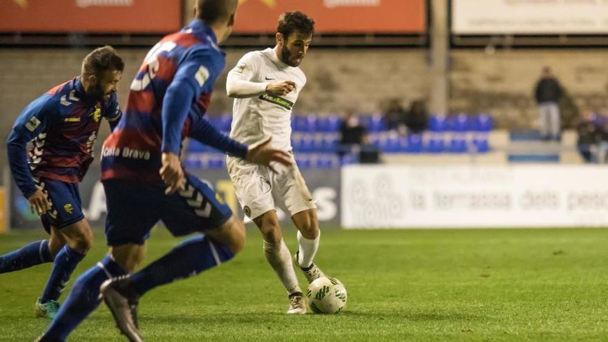 Dalmau marca después de tres años y se estrena como goleador en el Hércules