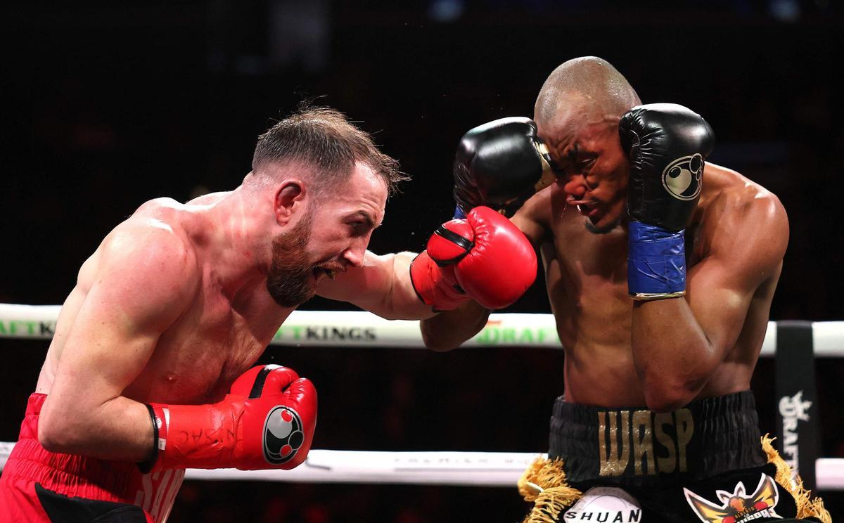 Sandor Martín y Alberto Puello durante su combate por el título mundial en el Barclays Center.
