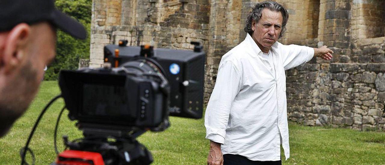 El actor Enrique Simón, ayer, durante el rodaje de la película &quot;Tristesse&quot; en el Naranco.