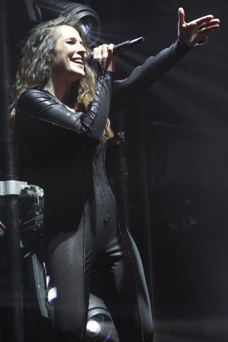 Malú desata el "caos" en Vigo