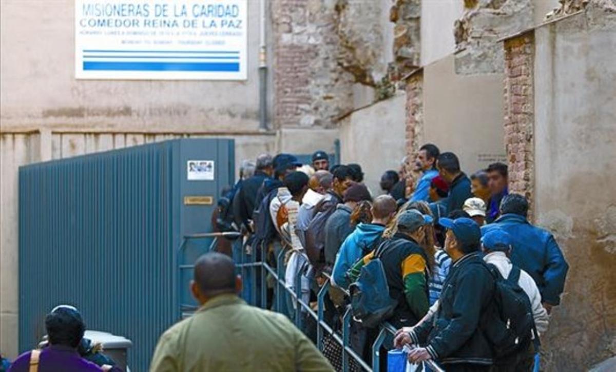 Cua d’usuaris del menjador social Reina de la Paz, divendres passat. Cua d’usuaris del menjador social Reina de la Paz, divendres passat.