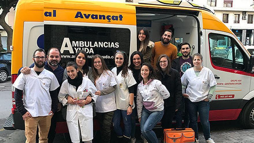 Los alumnos de Cuarto de Enfermería del CEU de Elche cuentan con una ambulancia para hacer prácticas y conocer el funcionamiento de este transporte sanitario.