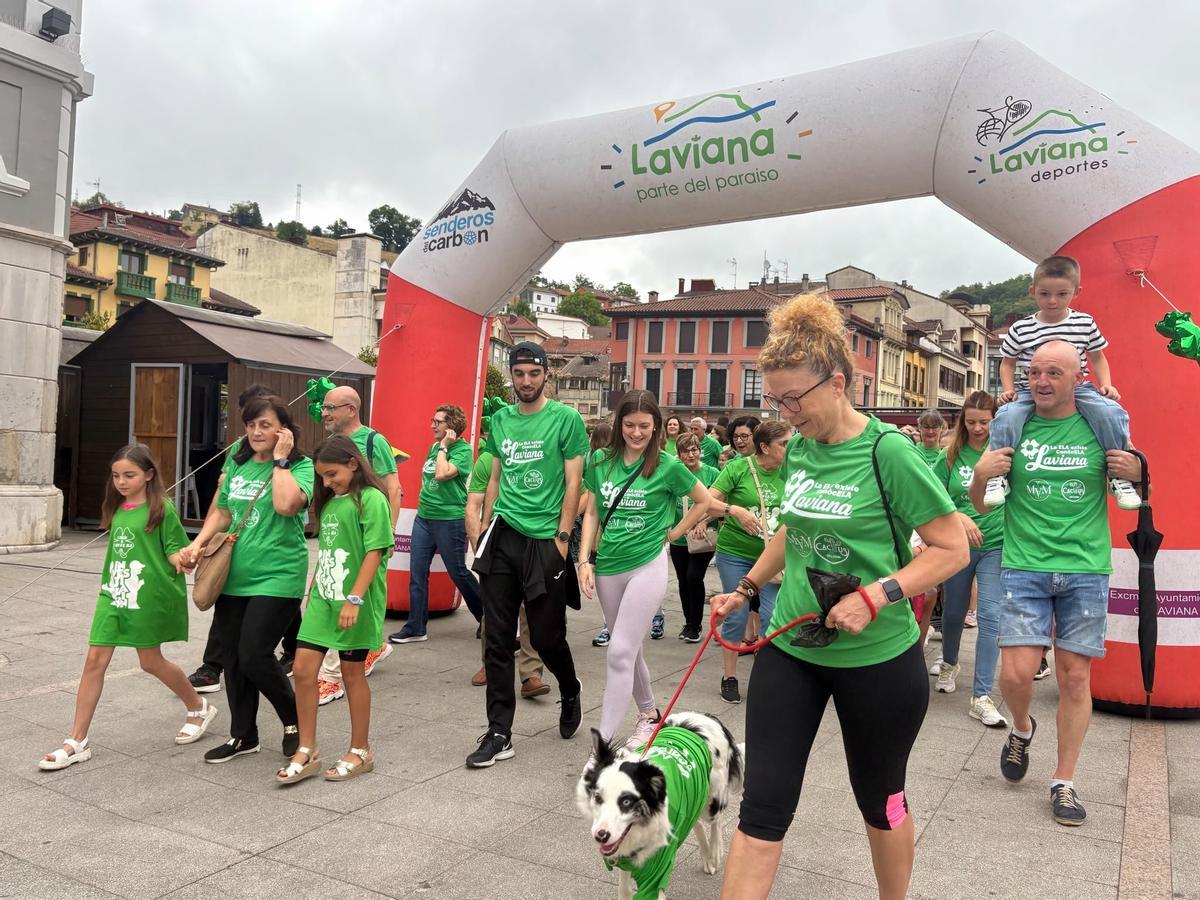 Participantes en la marcha solidaria por la ELA en Pola de Laviana
