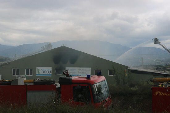 Els Bombers esperen extingir l'incendi que ha cremat una empresa de piscines d'Agullana en les properes hores