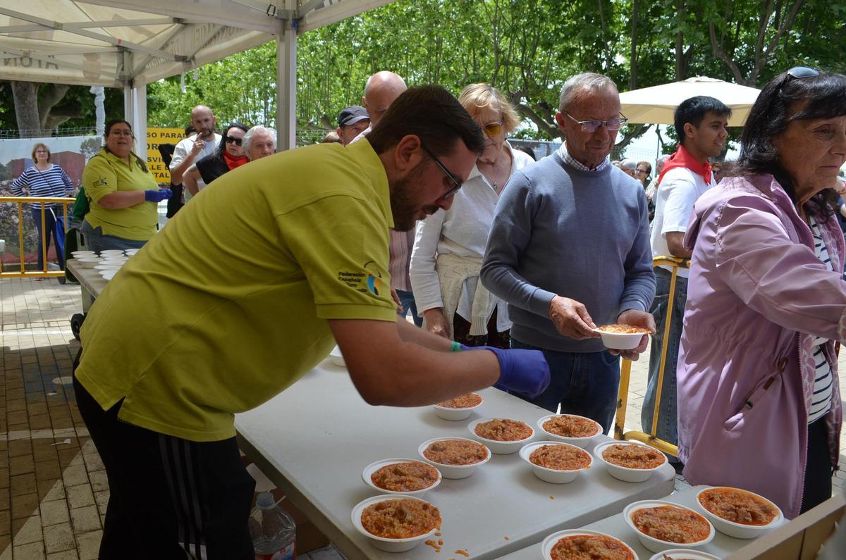 GALERÍA: La comida popular del viernes del Toro de Benavente, en imágenes