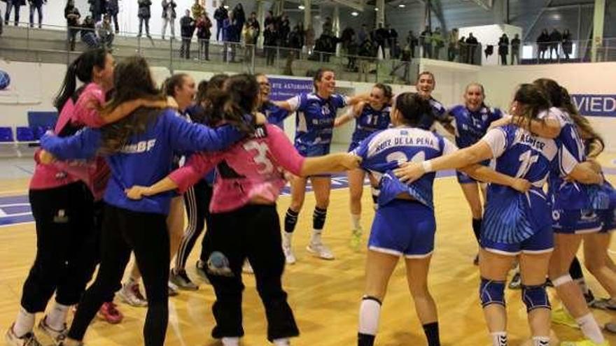 El Oviedo Femenino celebra la victoria ante el Cleba León.