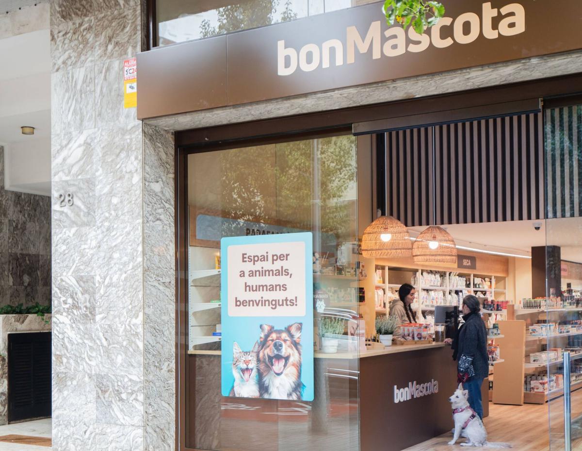 Exterior de la tienda bonMascota, del grupo bonÀrea, en Sant Joan Despí (Barcelona)
