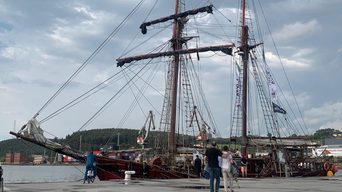 El &quot;Atyla&quot;, amarrado en el muelle de San Agustín.