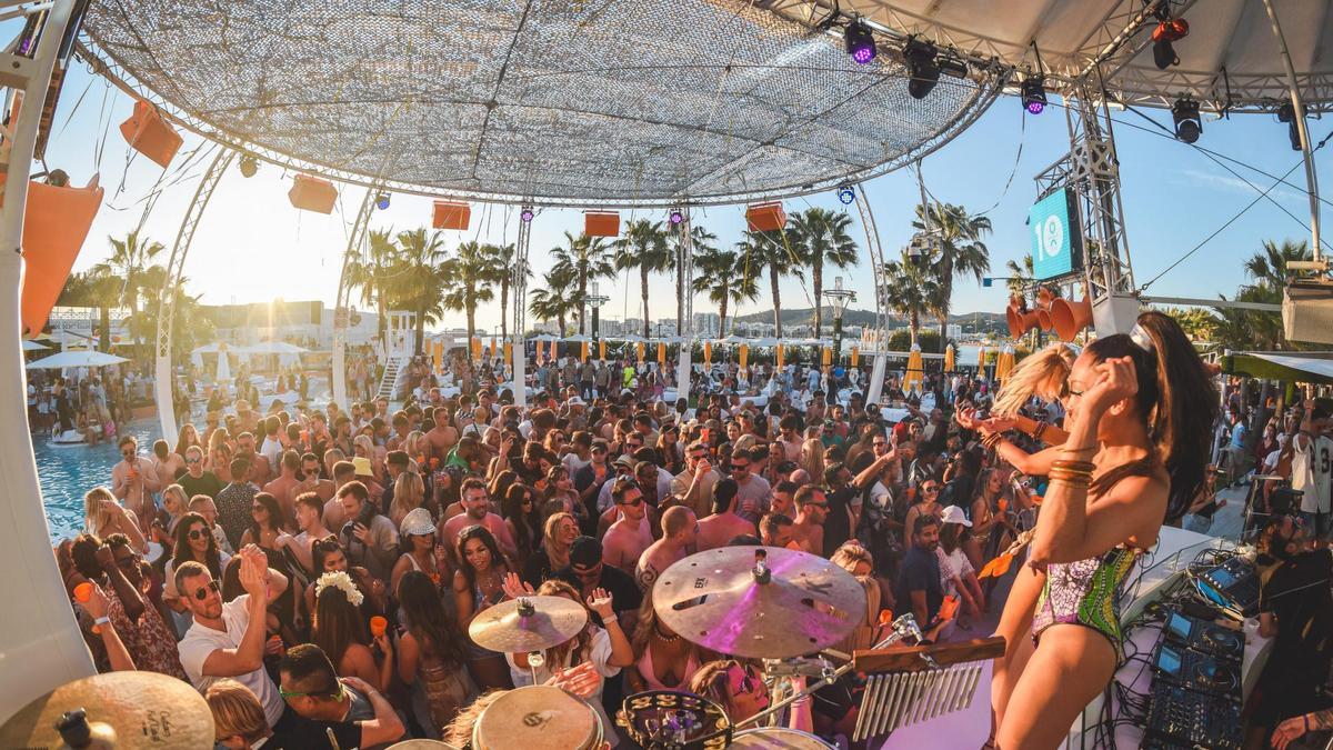 O Beach Ibiza ofrece dj de prestigio internacional, actuaciones en vivo y fiestas temáticas junto a la piscina.