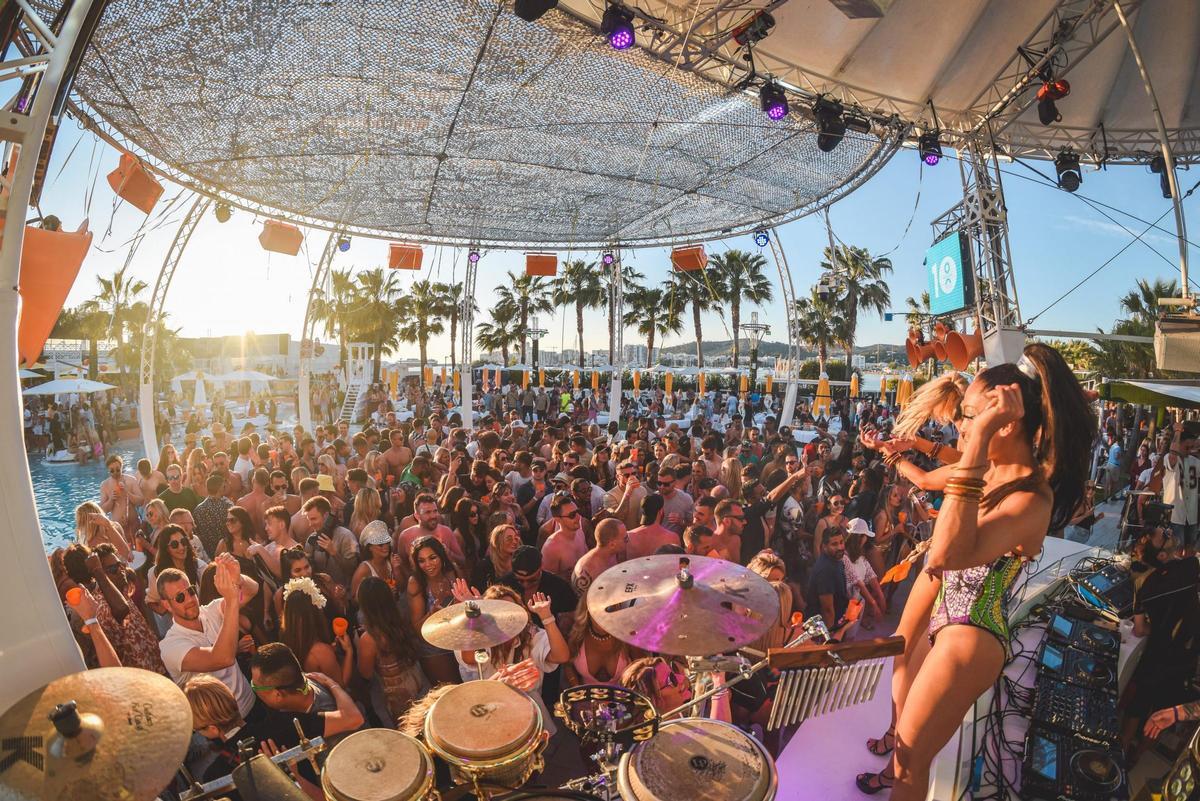 O Beach Ibiza ofrece dj de prestigio internacional, actuaciones en vivo y fiestas temáticas junto a la piscina.