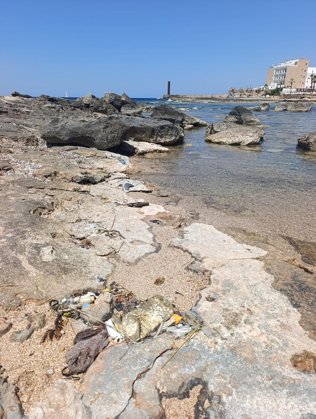 Playa Sa Bassa des Cabots, junto al paseo, entre dos hoteles