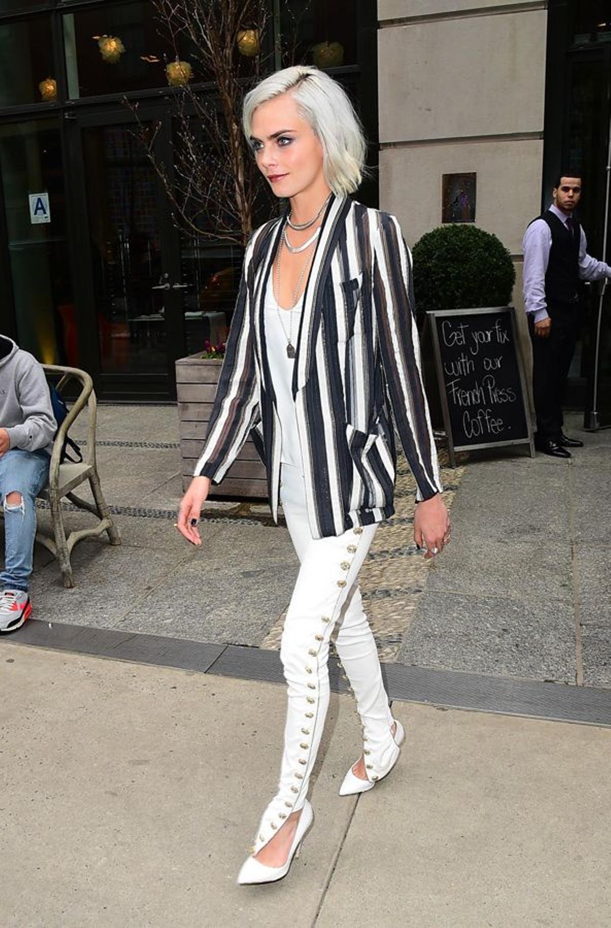 Cara Delevingne con pantalones blancos