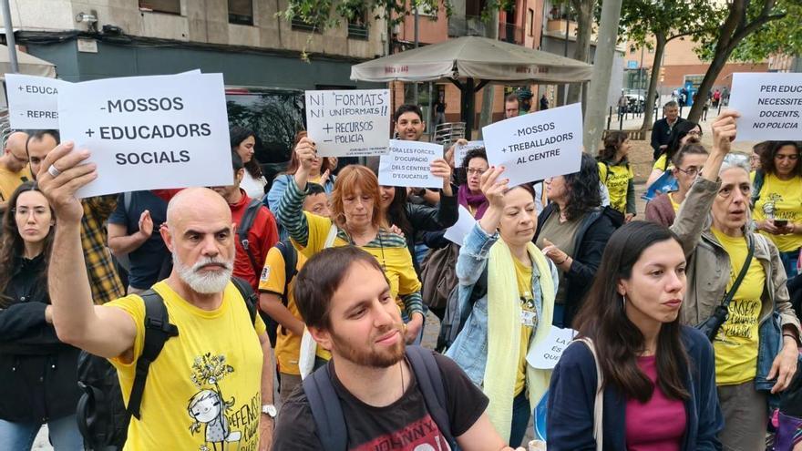 Protestas en los institutos de L'Hospitalet contra la medida de tener Mossos de paisano en los centros