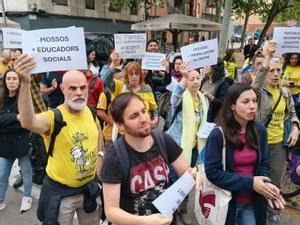 Protestas en los institutos de LHospitalet contra la medida de tener Mossos de paisano en los centros