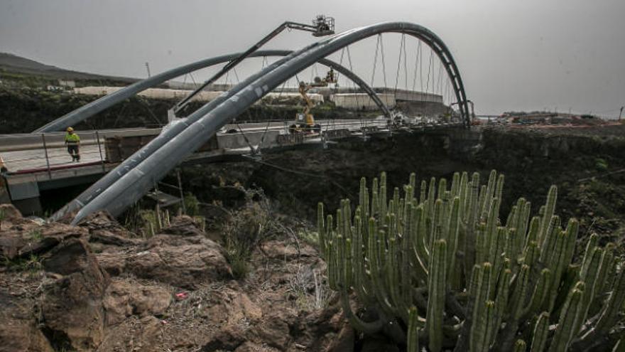 Construcción del viaducto de Erques, en otro tramo del Anillo insular.