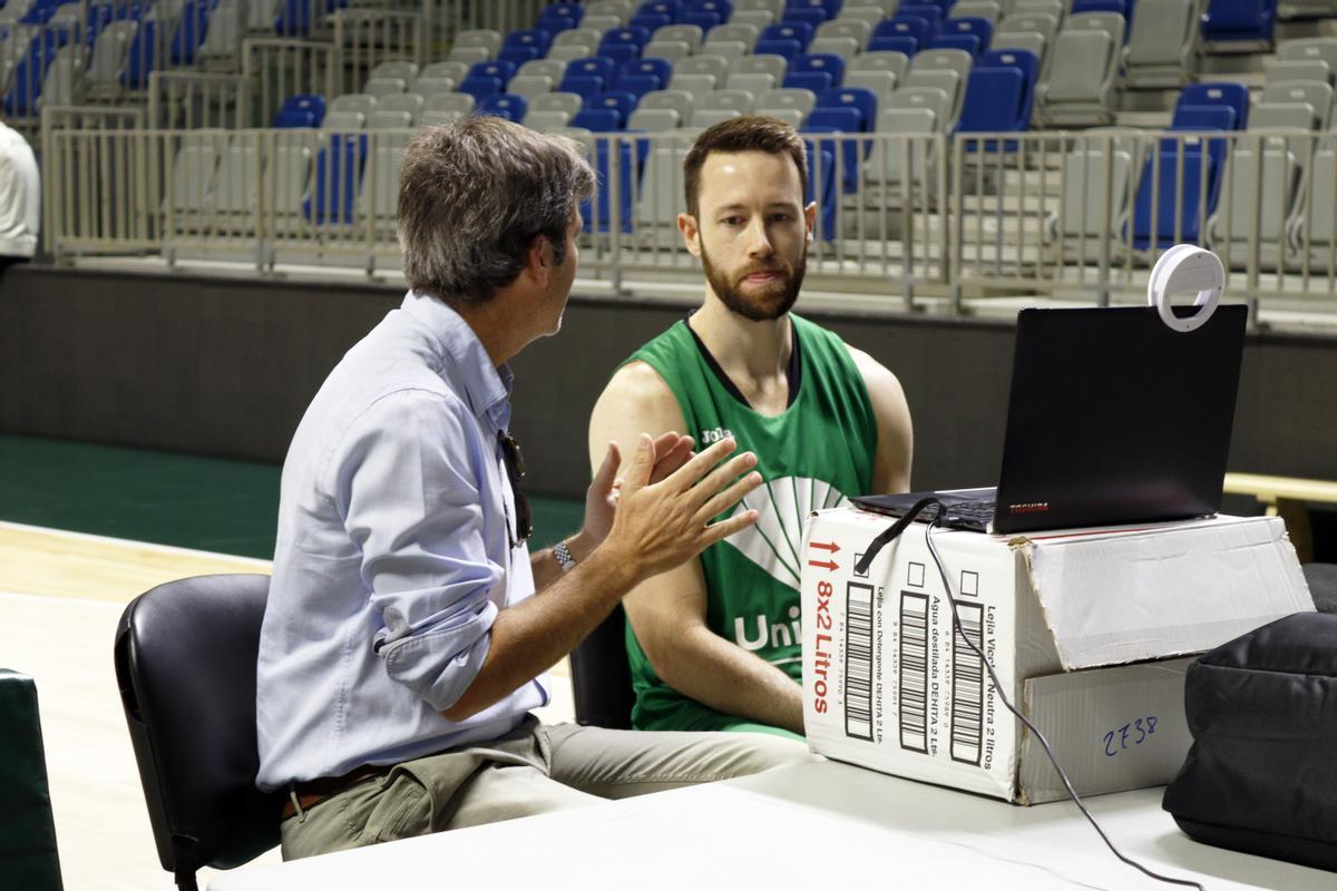 Tyler Kalinoski atiende a un periodista durante el media day del Unicaja en el Martín Carpena.-ANDREA PÉREZ