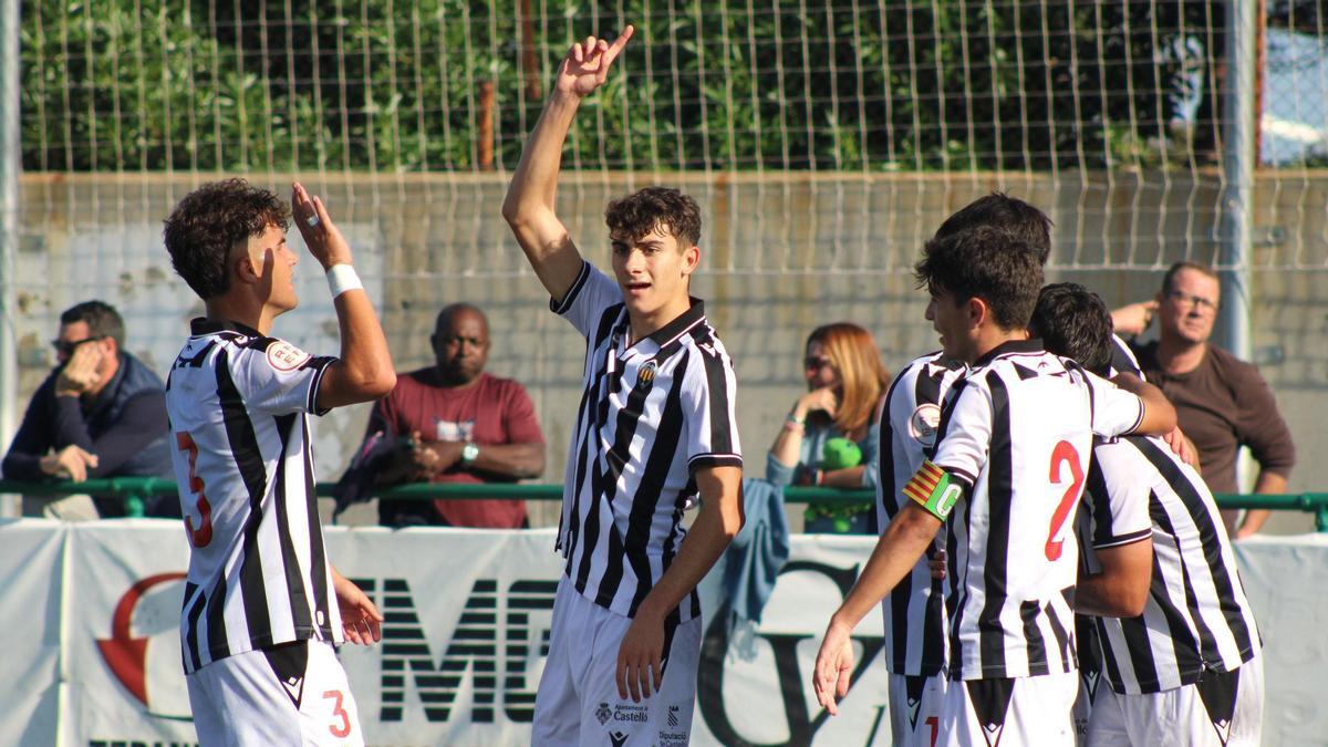 El joven delantero Fran Santamaría celeba con sus compañeros el 1-0 anotado frente al Alboraya.