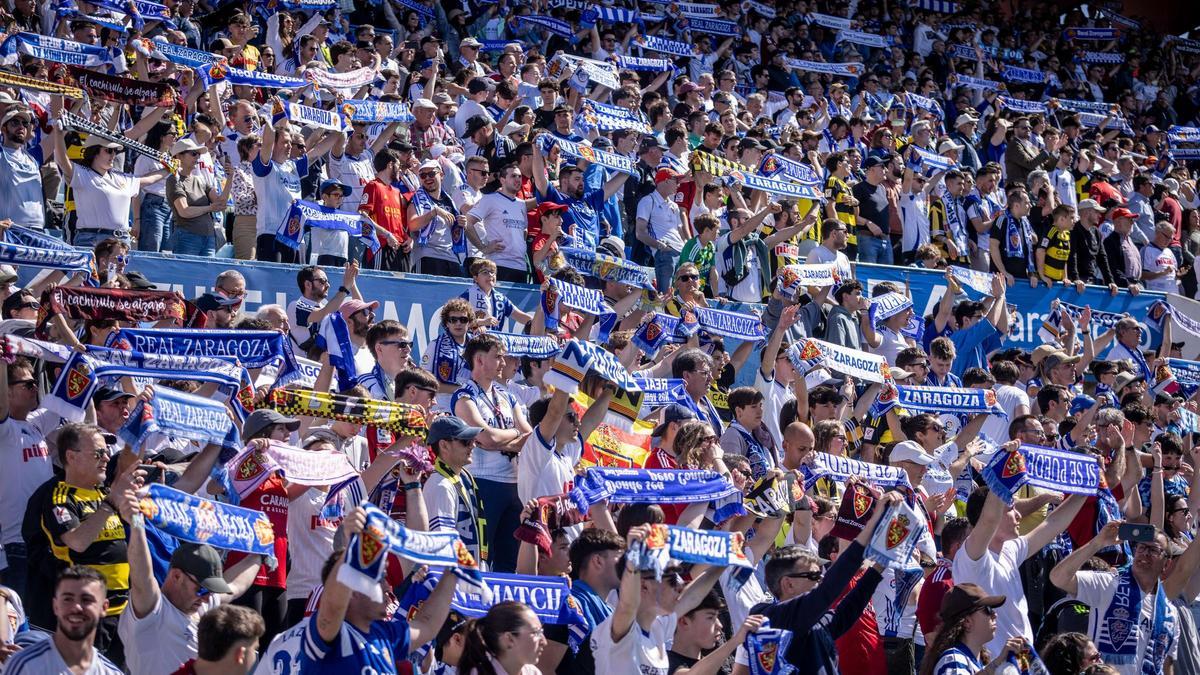 La afición zaragocista animando con bufanda en mano durante el partido frente al Mirandés
