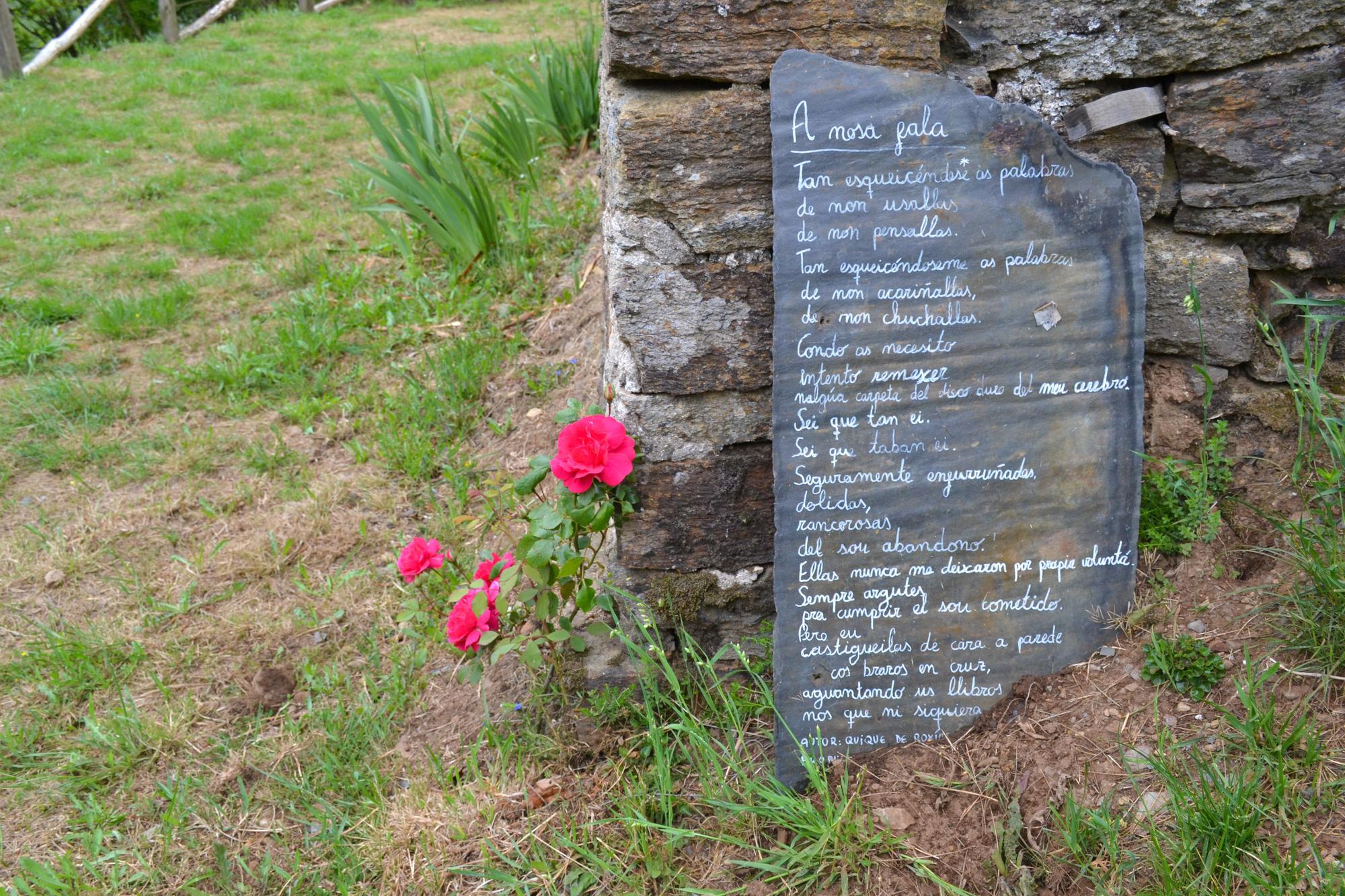 Un poema en fala y escrito sobre pizarrra, puede leerse junto a la capilla.