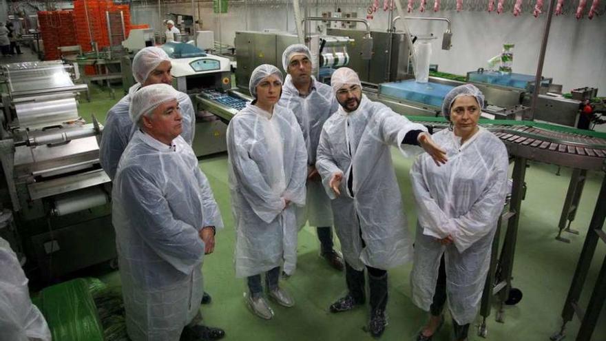 Ángeles Vazquez, ayer, en su visita a las instalaciones de Cogal, en Rodeiro. // Bernabé/Luismy