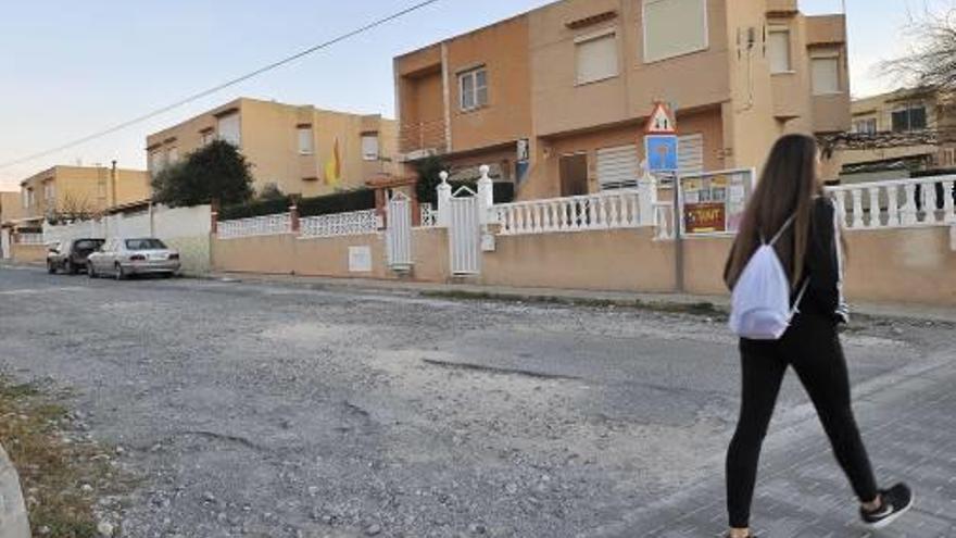 Viales sin asfaltar con baches en las calles sin recepcionar.