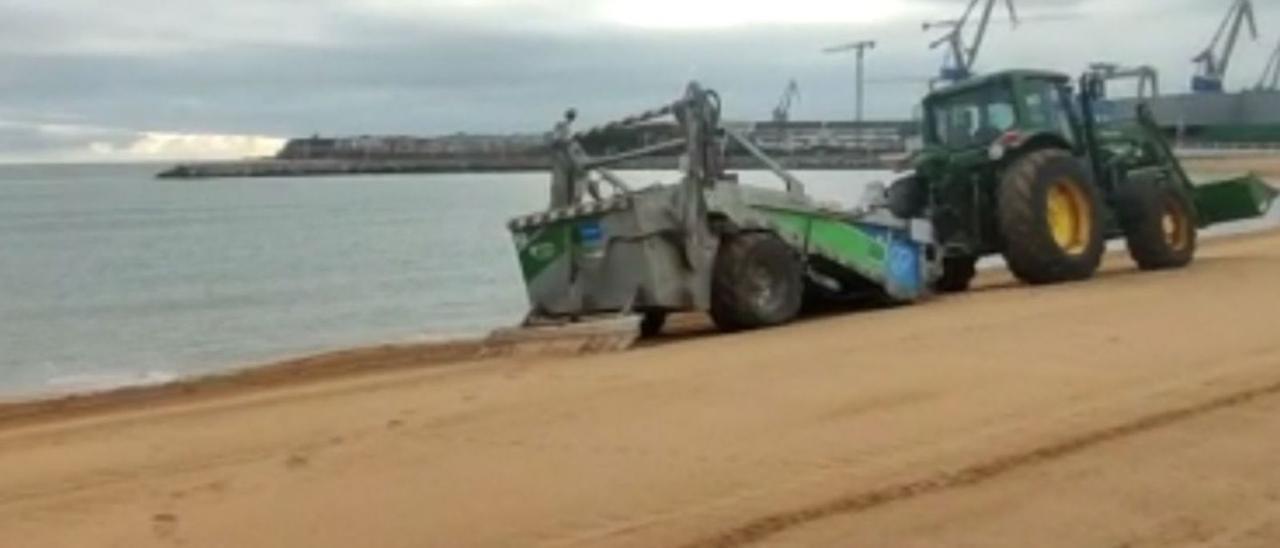 Un camión de Emulsa, ayer, durante sus labores para retirar algas en la playa del Arbeyal.