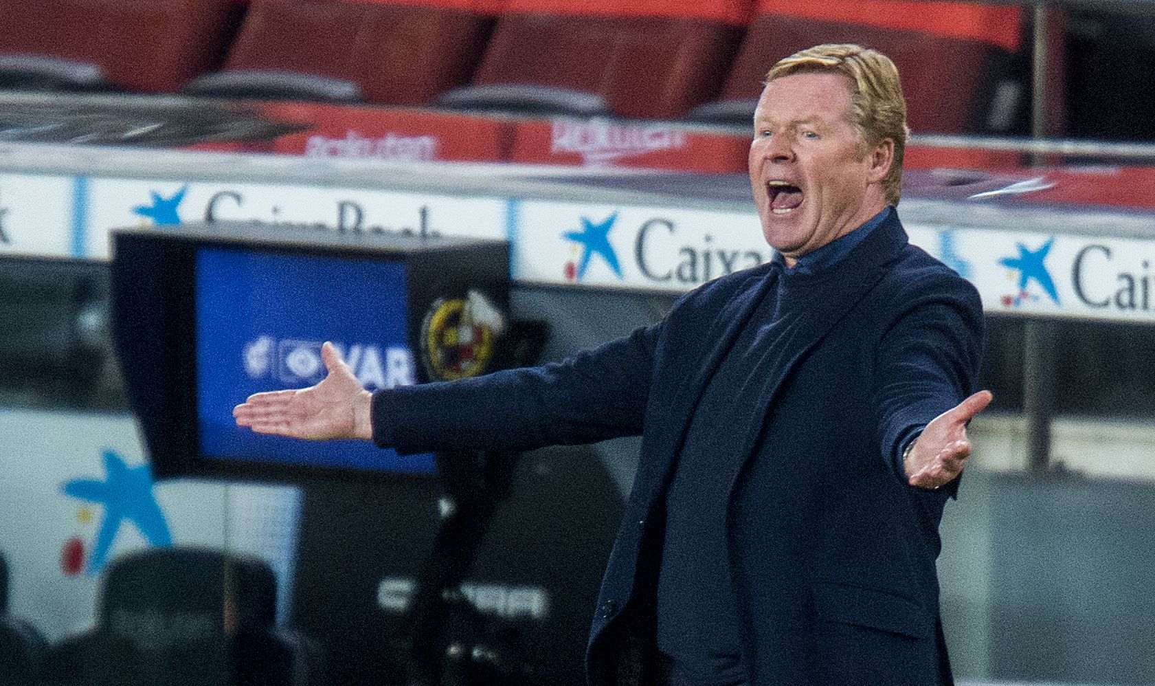 Koeman da instrucciones a sus jugadores en el Camp Nou.