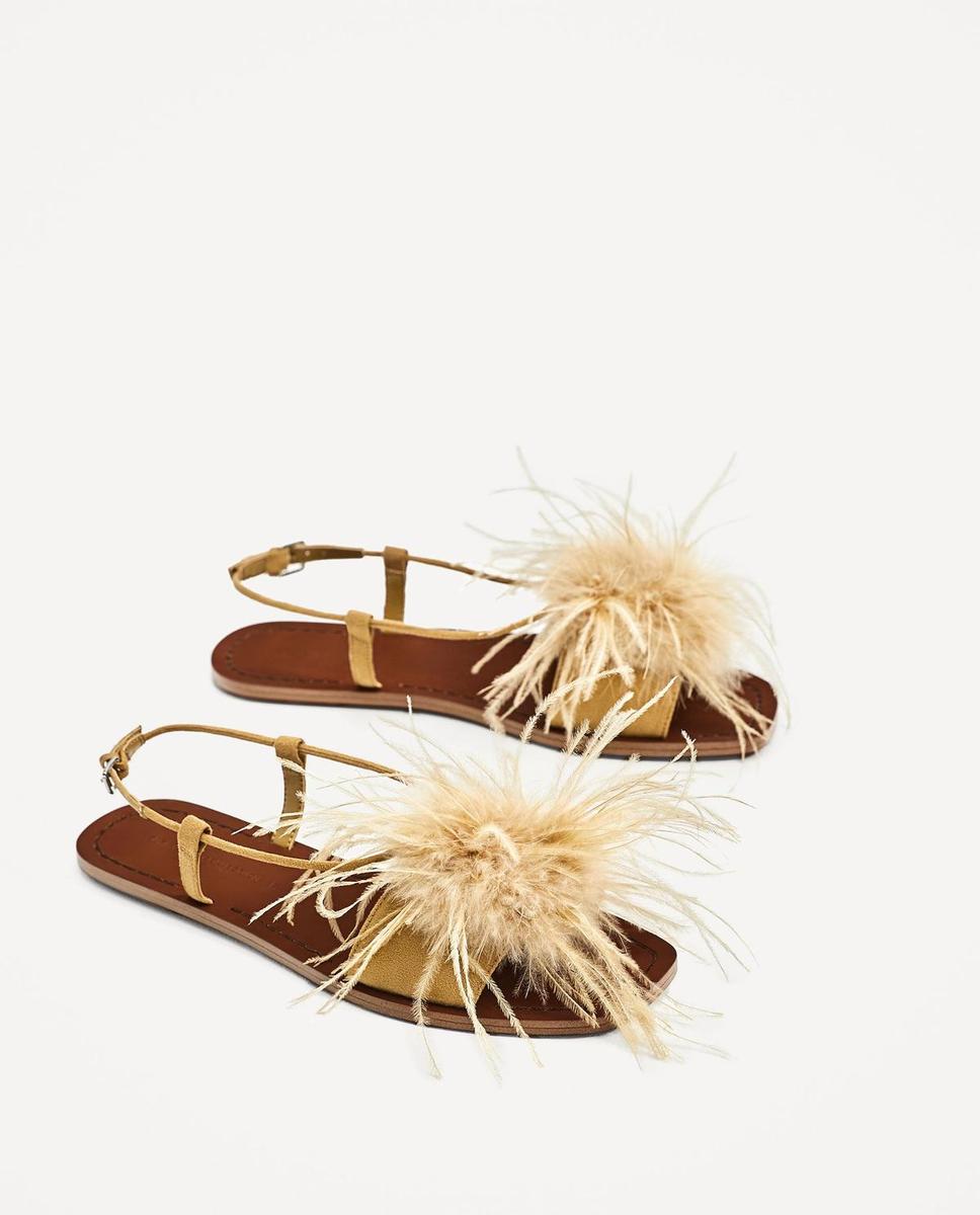 Zara y sus zapatos de plumas y 'brilli brilli': Sandalias planas con plumas (29,95 euros).