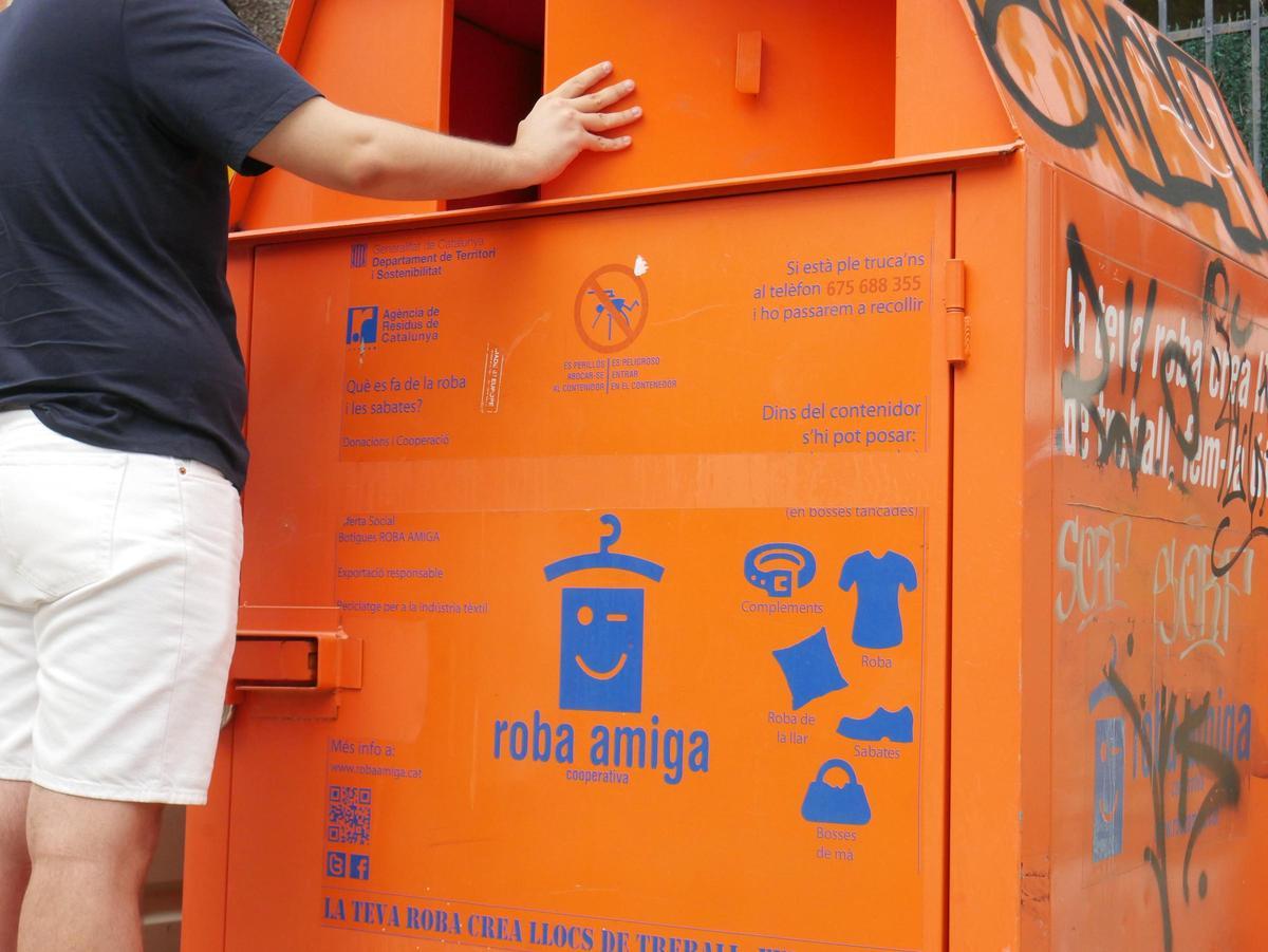 Imatge d'un contenidor de reciclatge de roba usada