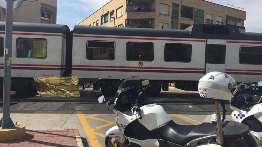 El cuerpo quedó bajo las ruedas del tren.