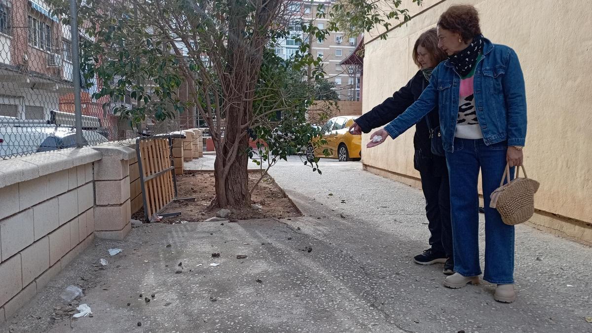 Mari Carmen Sánchez y Victoria Martín, en un rincón de la calle Cámara la semana pasada, el camino al instituto del barrio.