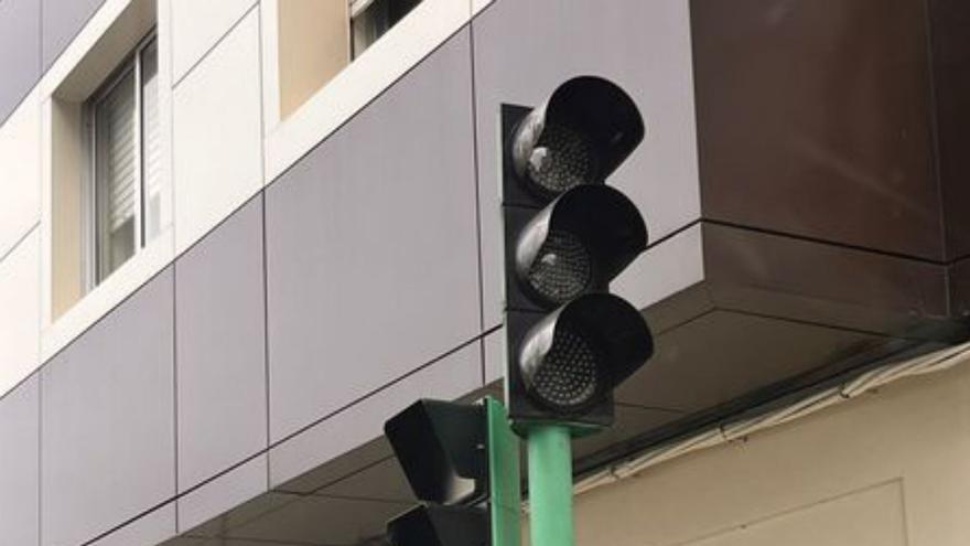 El semáforo apagado.