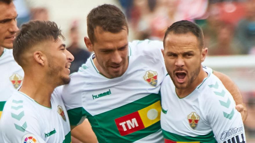 Manuel Sánchez celebra el primer gol en Girona, junto a su autor Iván Sánchez