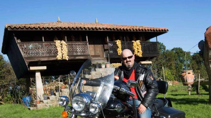 Víctor Manuel Álvarez, con su Harley Davidson, en un hórreo local.