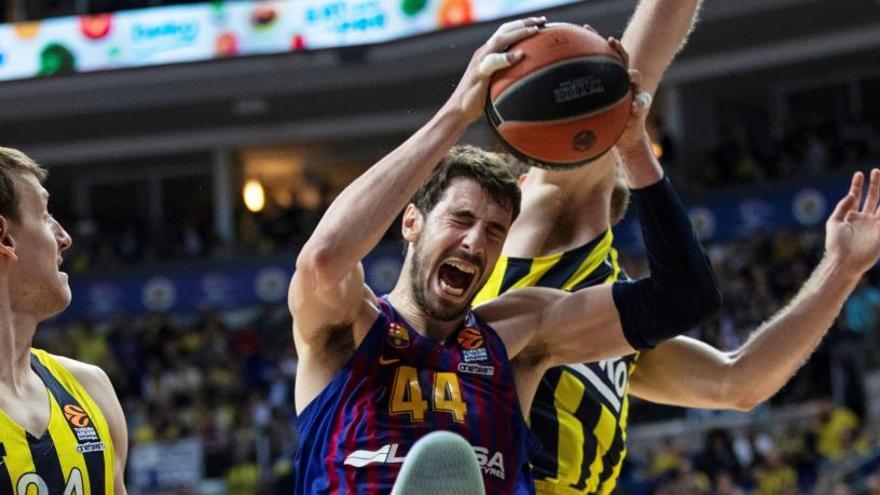 Anto Tomic (c) entra a canasta ante lJan Vesely (i) y Ahmet Duverioglu.