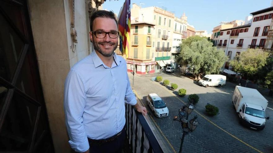 El aún alcalde, José Hila, posa para la entrevista en uno de los balcones del despacho de alcaldía en Cort.