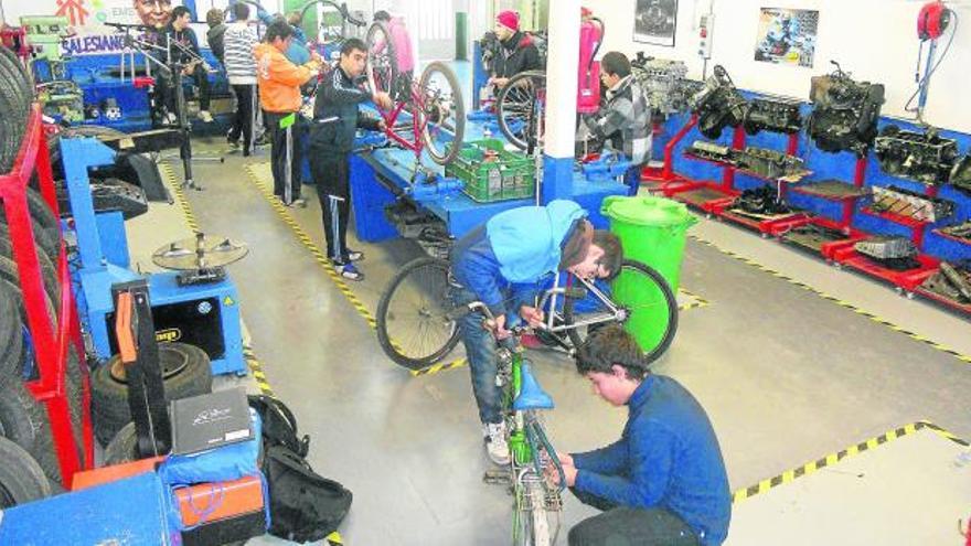 El proceso de rehabilitación de las bicicletas se ha llevado a cabo en el taller del colegio durante los últimos meses.