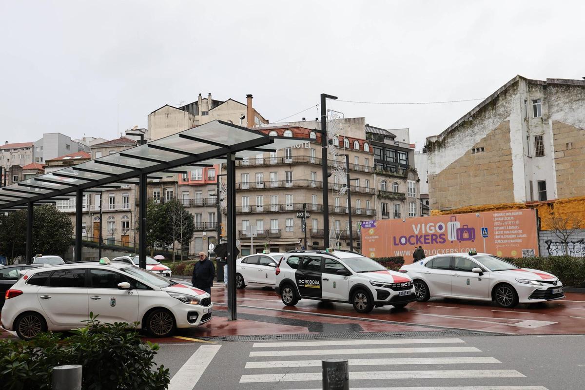 Taxistas en la parada del centro comercial Vialia.