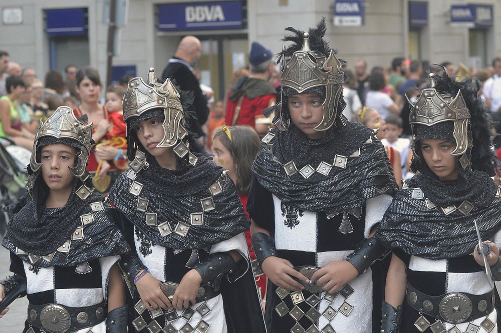 Los Moros y Cristianos reúnen a 350 niños en un desfile por las calles de Elche y la Gestora de Festejos Populares celebra una fiesta infantil en el Paseo de la Estación