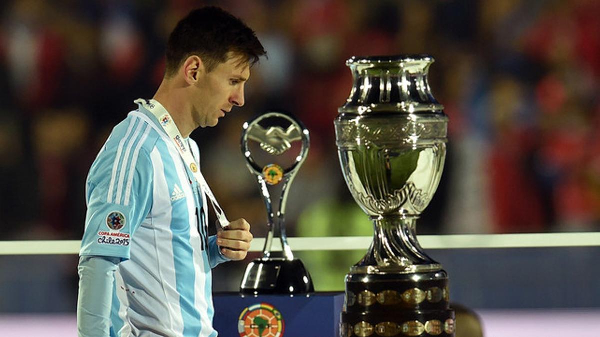 Leo Messi, cabizbajo tras perder la final de la Copa América, se retira del campo con la medalla de subcampéon