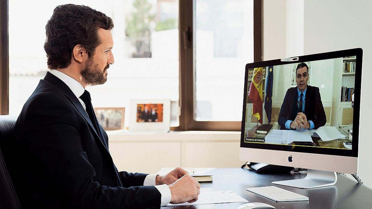 El líder del PP, Pablo Casado, mantiene una videoconferencia con el presidente del Gobierno español, Pedro Sánchez, sobre la crisis sanitaria, el pasado 20 de abril