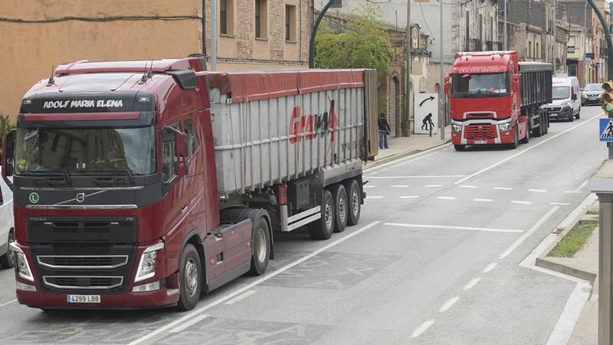 Camions passant per la N-II a Bàscara